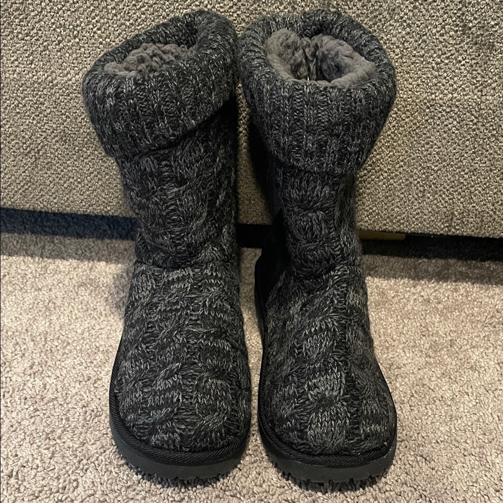 Essentials by MUKLUKS Cozy Gray Knit Women's Boots | Size 8